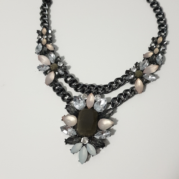 NWOT Rhinestone floral chunky necklace - Picture 3 of 5